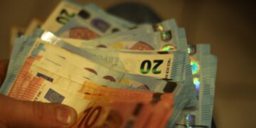 Evita sanciones de Hacienda: cómo cumplir los requisitos para pagos en efectivo en 2025.