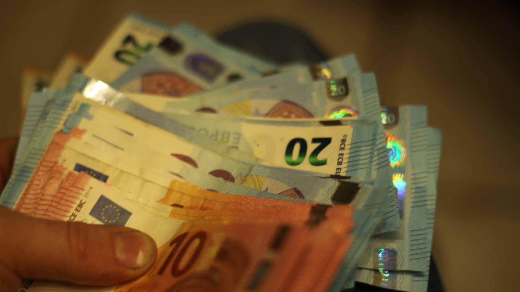 Evita sanciones de Hacienda: cómo cumplir los requisitos para pagos en efectivo en 2025.