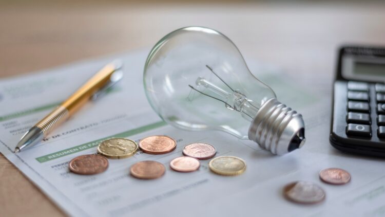 La OCU dice cómo puedes ahorrar en la factura de la luz sin cambiarte de tarifa 1 La OCU dice cómo puedes ahorrar en la factura de la luz sin cambiarte de tarifa.