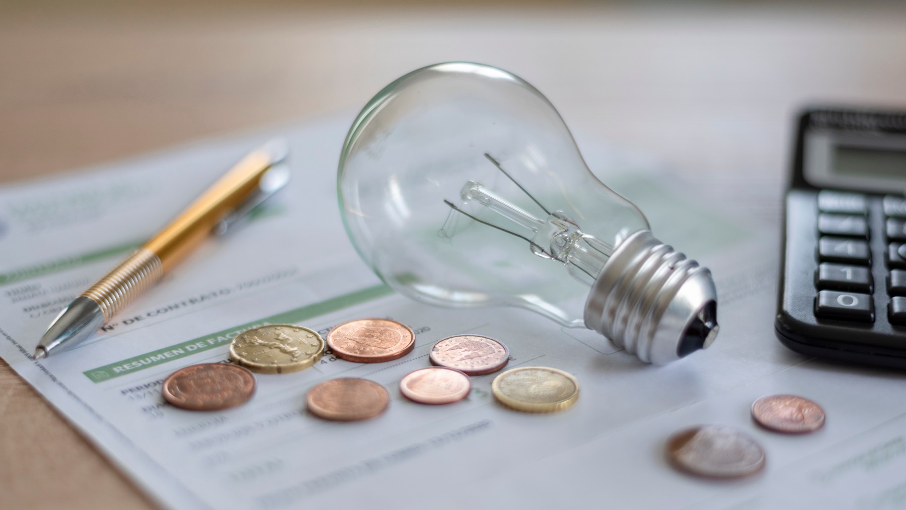 La OCU dice cómo puedes ahorrar en la factura de la luz sin cambiarte de tarifa.