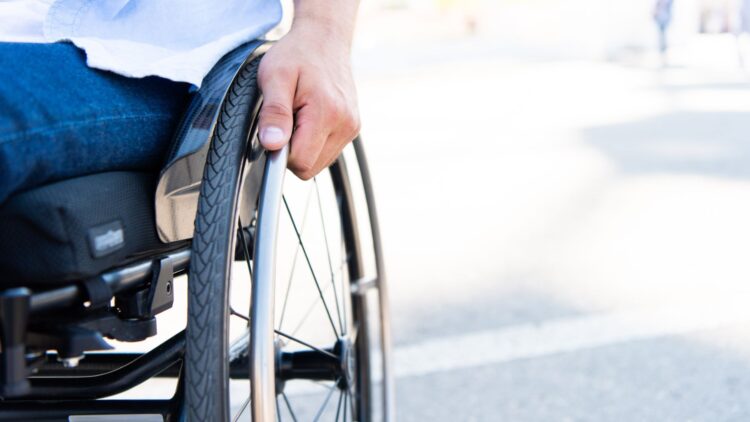 El IMSERSO ofrece esta ayuda de 12.000 euros a quienes cumplan este requisito 1 El IMSERSO ofrece esta ayuda de 12.000 euros a quienes cumplan este requisito