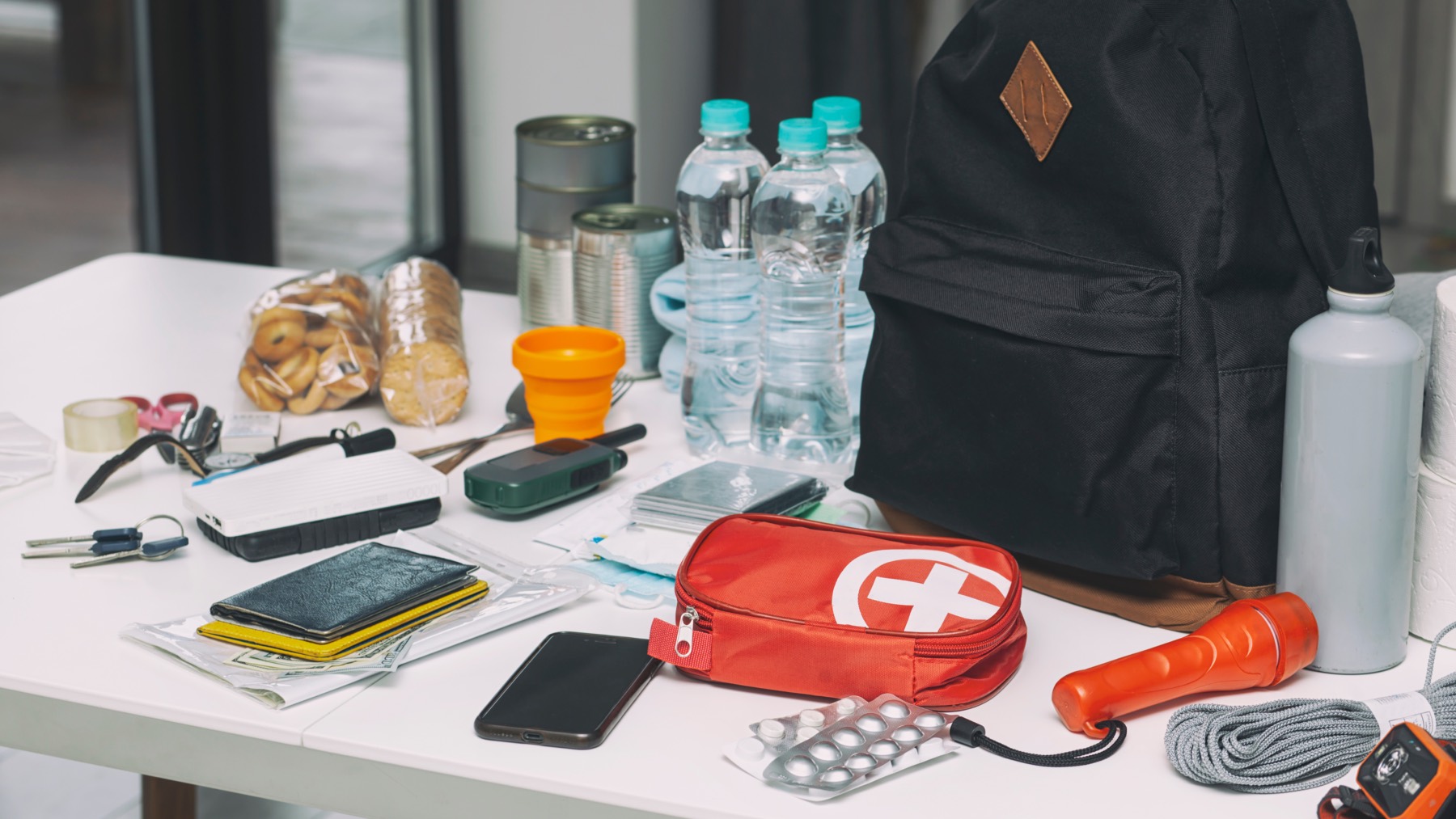 Recomiendan tener este kit de supervivencia en caso de emergencia