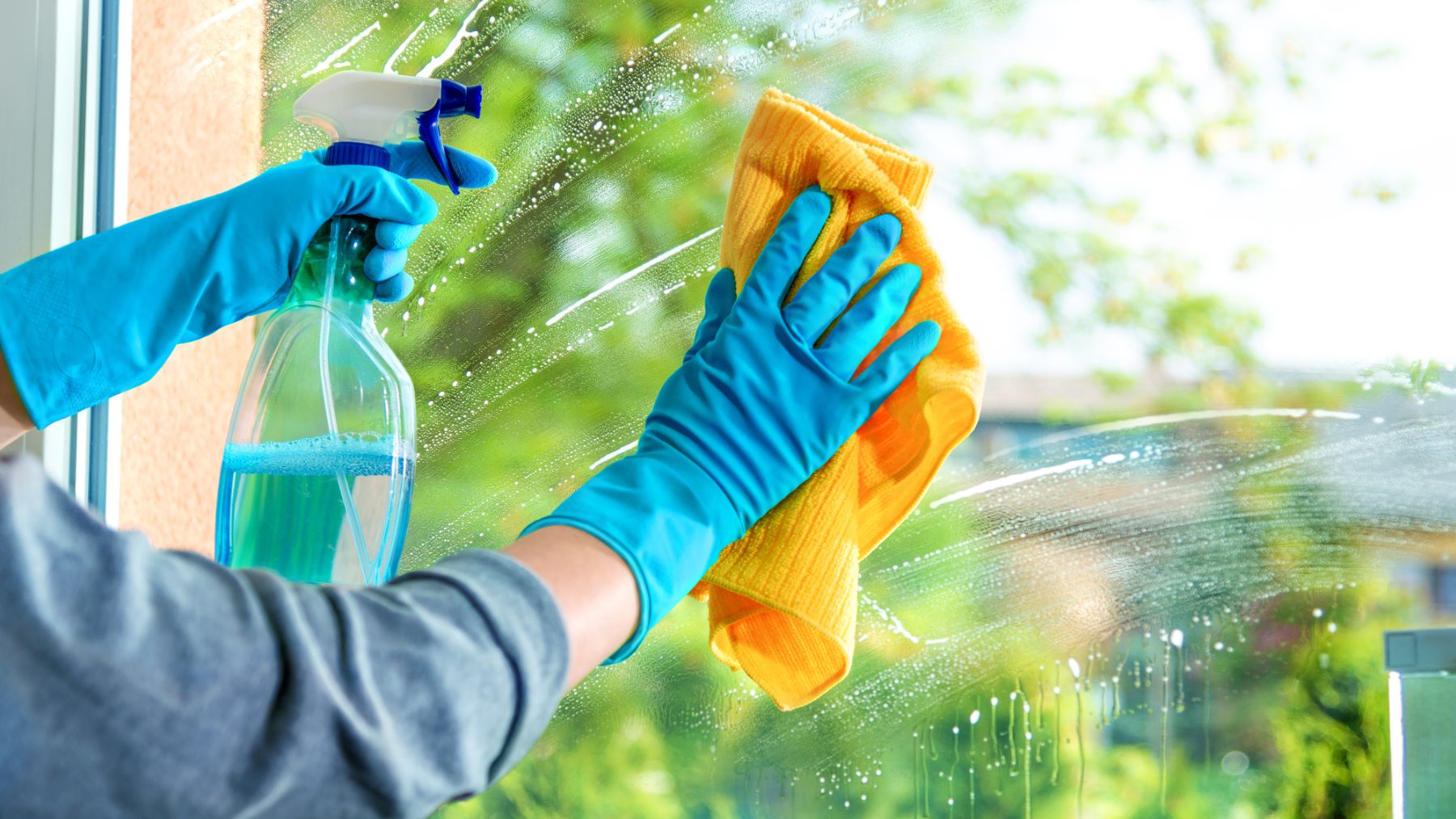 Adiós a los dedos en los cristales y espejos.