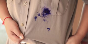 Quita las manchas de la ropa con este producto que tienes en casa.