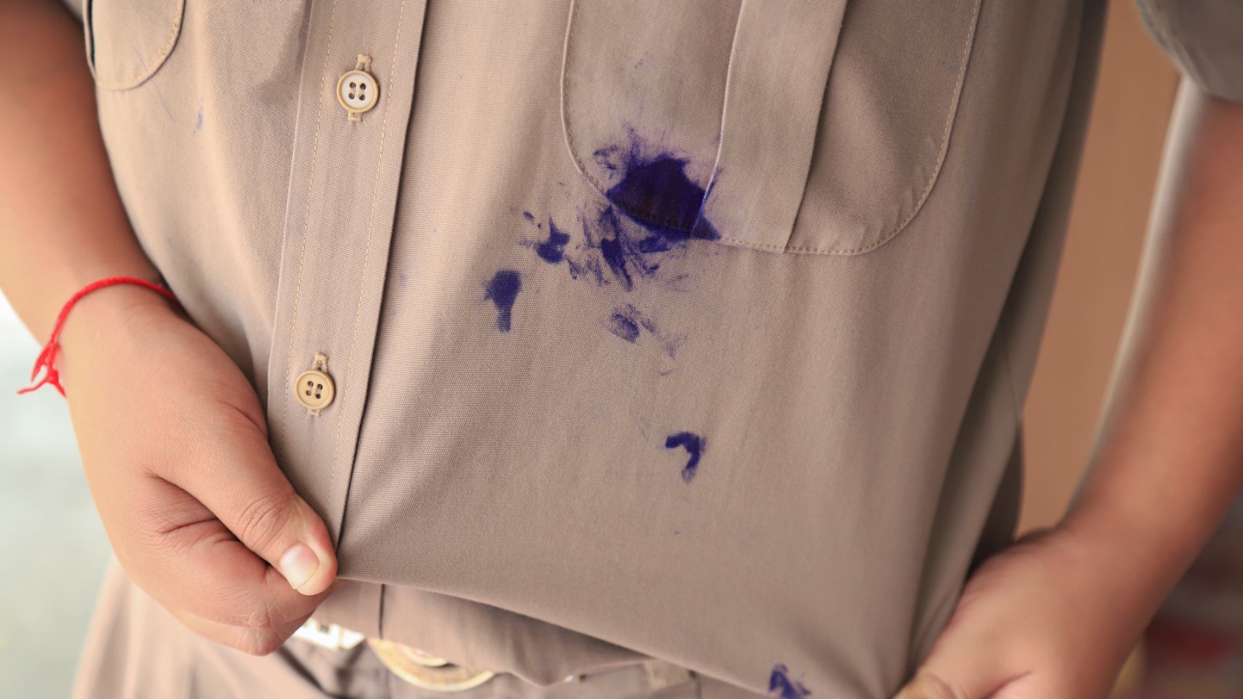 Quita las manchas de la ropa con este producto que tienes en casa.