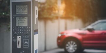 Protege tus datos: cómo evitar caer en la estafa de los QR fraudulentos al aparcar tu coche.