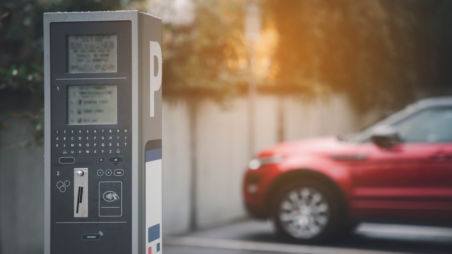 Protege tus datos: cómo evitar caer en la estafa de los QR fraudulentos al aparcar tu coche.