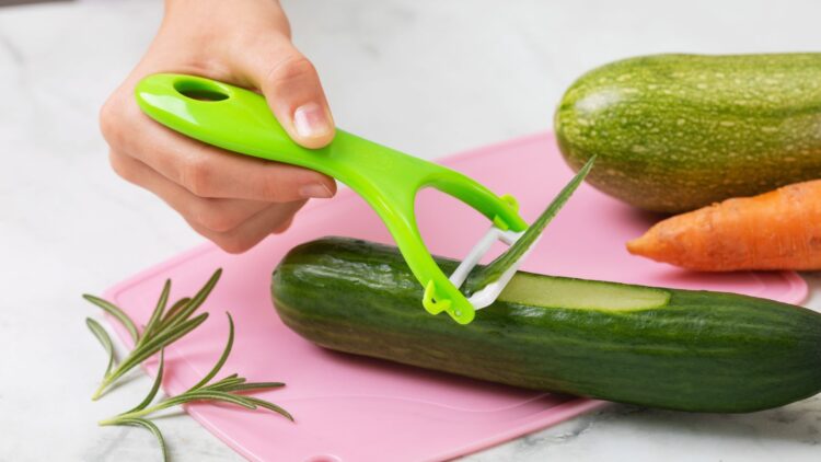 No tires la piel del pepino, tiene todos estos usos que te encantarán 1 No tires la piel del pepino, tiene todos estos usos que te encantarán.