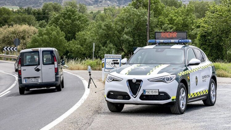 La DGT lo hace oficial: hasta 30.000 euros de multa por avisar por WhatsApp de los controles de tráfico 1 Hasta 30.000 euros de multa por avisar por WhatsApp de los controles de la DGT.