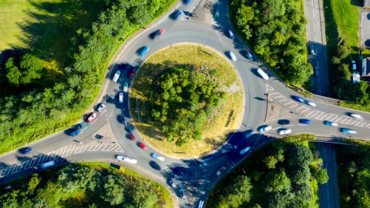 Así es como debes circular por una rotonda según la DGT: ¿por dentro o por fuera? 1 Así es como debes circular por una rotonda según la DGT: ¿por dentro o por fuera?