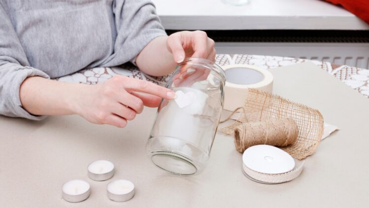 Si tienes muchos tarros de cristal y no sabes qué hacer con ellos, te damos 3 ideas para reutilizarlos 1 Tienes muchos tarros de cristal y no sabes que hacer con ellos