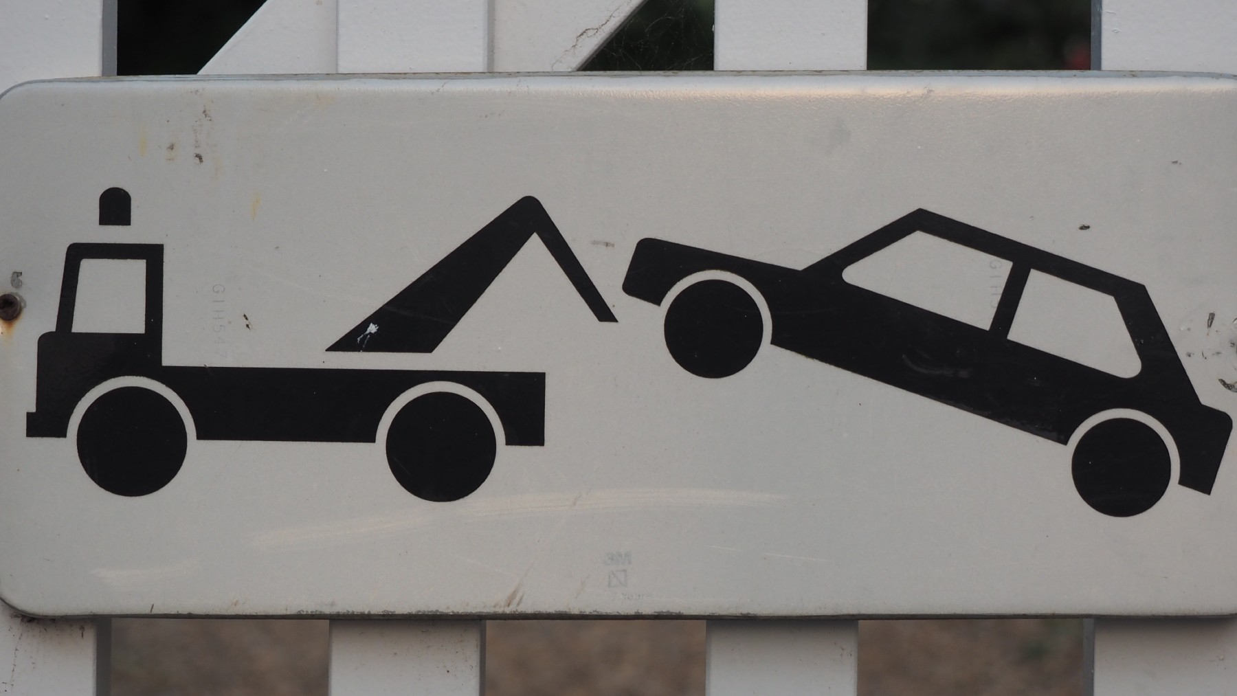 La DGT aclara si puedes estacionar un vehículo en tu propio vado: esto dice la norma.