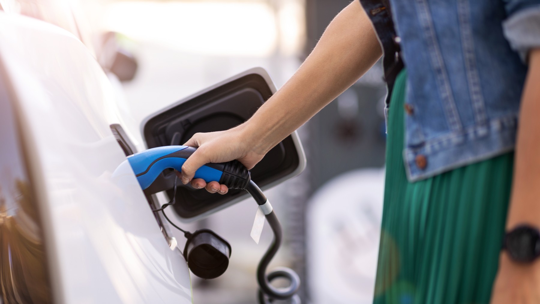 Esto es lo que debes saber: el Plan Moves III 2025 ofrece subvenciones para coches eléctricos, pero con condiciones que podrían sorprenderte