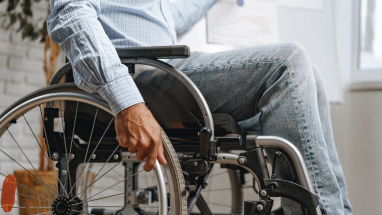 La Comunidad de Madrid lo confirma: hasta 747 euros al mes para las personas que reúnan este requisito 1 Las 3 ayudas económicas que la Comunidad de Madrid