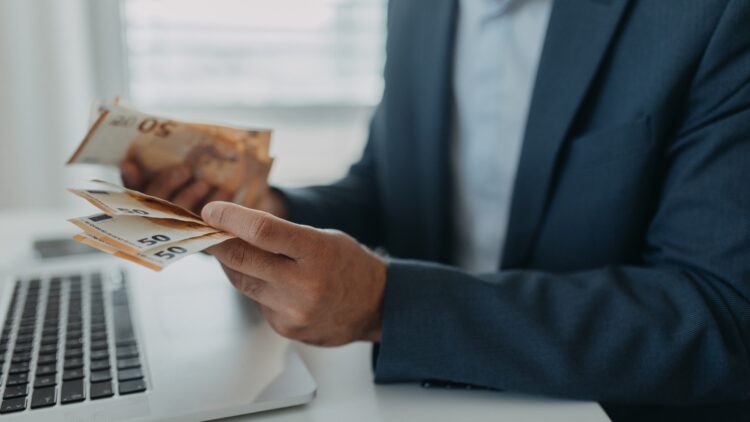 Conoce todos los detalles: la nueva ayuda del SEPE para trabajadores en activo con sueldos bajos ya está disponible 1 La nueva ayuda del SEPE para trabajadores en activo con sueldos bajos ya está disponible