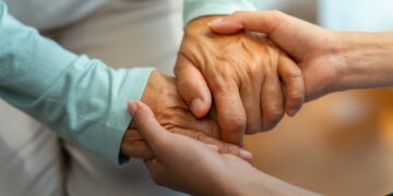 La Seguridad Social da beneficios a quienes cuidan a sus familiares: así puedes conseguirlos