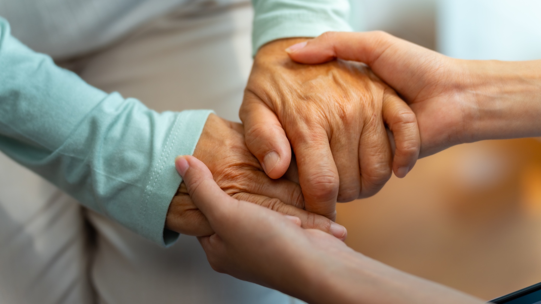 La Seguridad Social da beneficios a quienes cuidan a sus familiares: así puedes conseguirlos