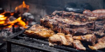 El truco secreto de los asadores argentinos: por qué deberías tirar sal sobre las brasas para una carne perfecta