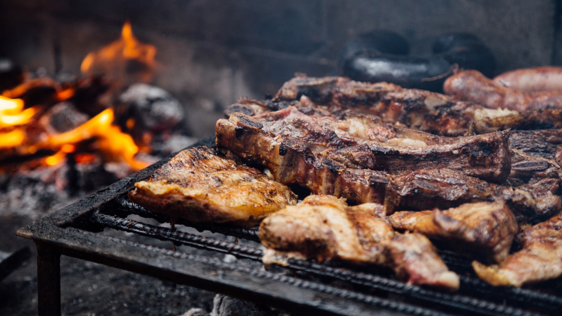 El truco secreto de los asadores argentinos: por qué deberías tirar sal sobre las brasas para una carne perfecta