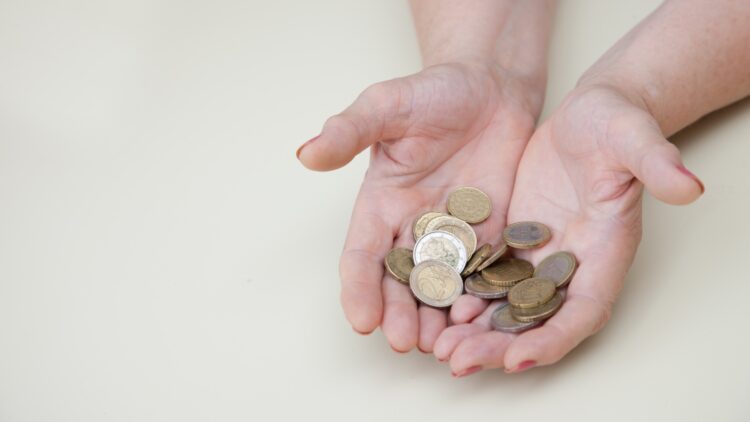 Buenas noticias para los mayores de 50: estas dos ayudas económicas de hasta 600 euros mensuales ya están disponibles 1 Dos ayudas económicas de hasta 600 euros mensuales