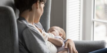 Buenas noticias para miles de madres: el Gobierno amplía los permisos, las ayudas y los derechos en tiempo récord