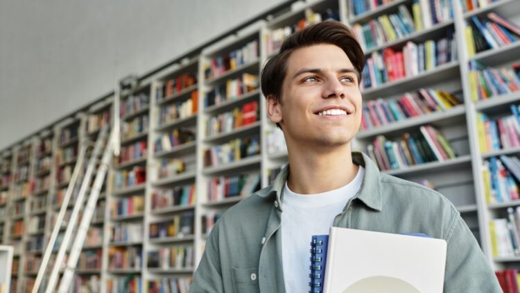 Adiós a la espera: ya se ha publicado el listado oficial de becas universitarias de 757 euros y podrías estar entre los beneficiarios 1 Adiós a la espera: ya se ha publicado el listado oficial de becas universitarias de 757 euros y podrías estar entre los beneficiarios