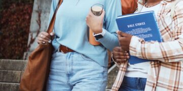 El Gobierno aumenta hasta los 2.700 euros las becas por desplazamiento