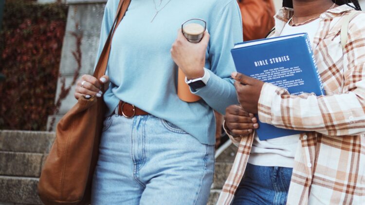 Oficial en el BOE: el Gobierno aumenta hasta los 2.700 euros las becas por desplazamiento fuera del domicilio habitual 1 El Gobierno aumenta hasta los 2.700 euros las becas por desplazamiento