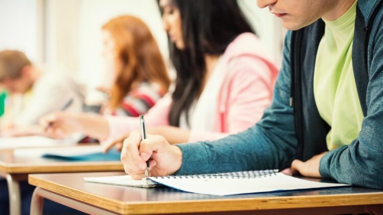 Ya es oficial: así puedes optar a una de las 110 becas de la Universidad de Huelva y Caja Rural del Sur 1 Así puedes optar a una de las 110 becas de la Universidad de Huelva y Caja Rural