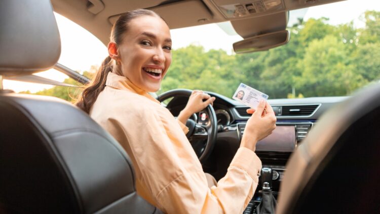 Adiós a las excusas: descubre las ayudas públicas que ofrecen hasta 1.500 euros para sacarte el carnet de conducir en España 1 Descubre las ayudas públicas que ofrecen hasta 1.500 euros para sacarte el carnet de conducir