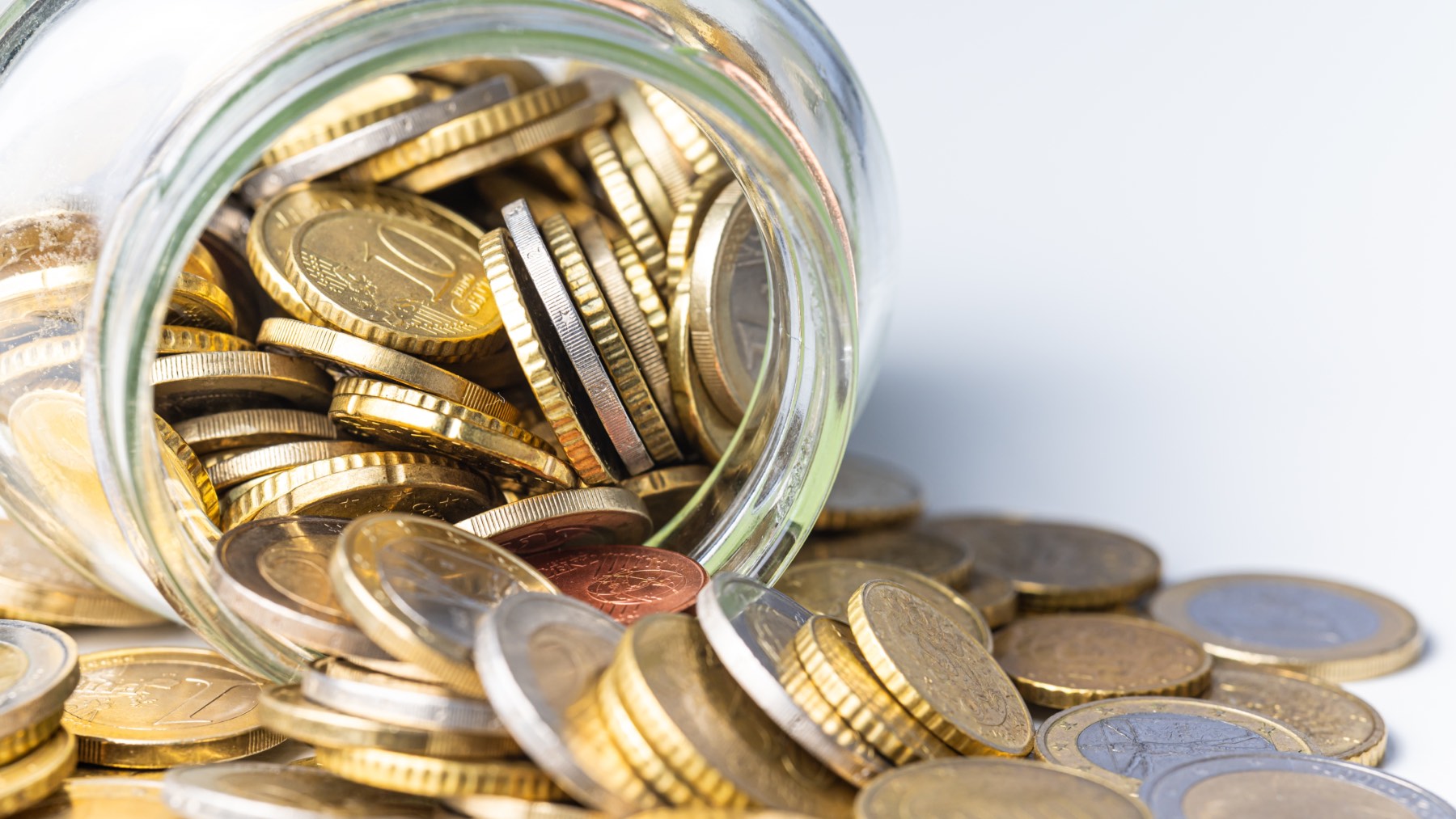 Expertos confirman cuánto dinero debes tener guardado en casa