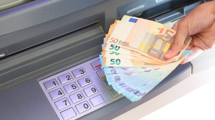 Es oficial: Hacienda empezará a sancionar por retirar o ingresar estas cantidades de dinero sin justificación 1 Hacienda empezará a sancionar por retirar o ingresar estas cantidades