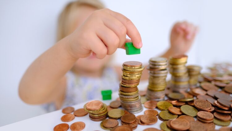 Ya es oficial: madres con hijos pequeños pueden recibir 100 euros al mes gracias a la nueva prestación de la Seguridad Social 1 Ya es oficial: madres con hijos pequeños pueden recibir 100 euros