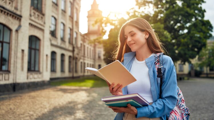 Confirmado: la Comunidad de Madrid cubrirá a miles de alumnos sin beca con nuevas ayudas para estudios universitarios 1 Madrid cubrirá a miles de alumnos sin beca con nuevas ayudas