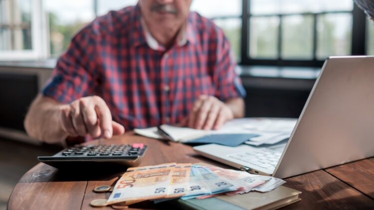 Ya es oficial: si tienes más de 52 años y estás en paro, puedes cobrar esta ayuda indefinidamente 1 Si tienes más de 52 años y estás en paro, puedes cobrar esta ayuda