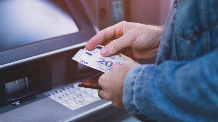 Los bancos que se adelantan a CaixaBank, Banco Santander y BBVA en el pago de las pensiones en abril 1 Los bancos que se adelantan a CaixaBank, Banco Santander y BBVA en el pago de las pensiones en abril