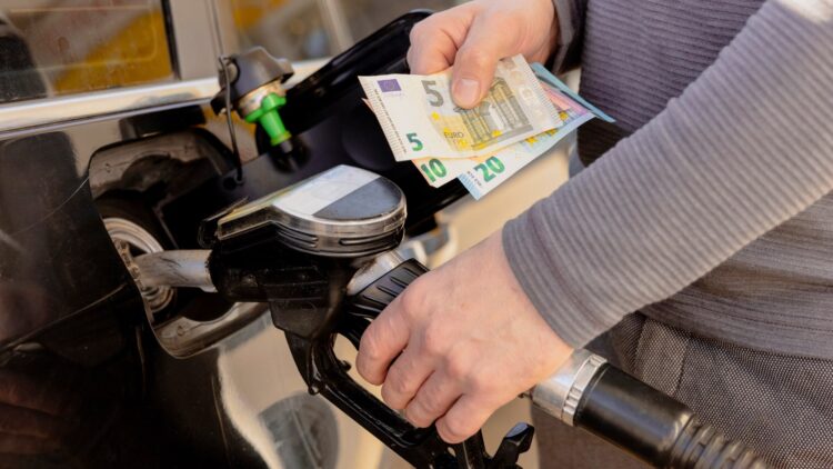 Buenas noticias de Hacienda: así te puedes desgravar desde el seguro del coche hasta la gasolina en la Renta 1 Te puedes desgravar desde el seguro del coche hasta la gasolina en la Renta