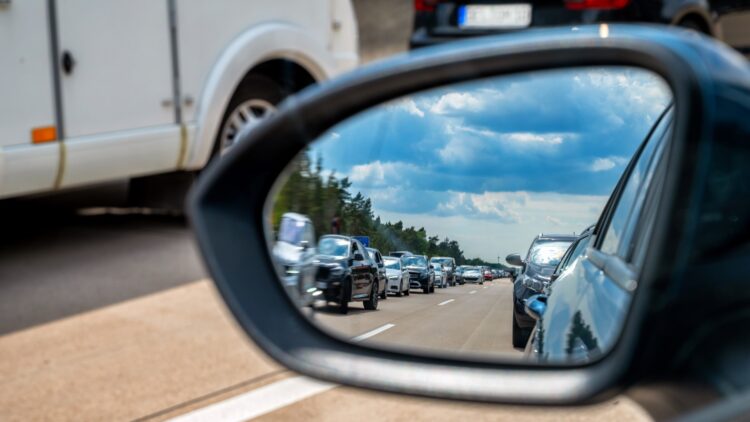 Fíjate bien en el retrovisor de tu coche: si lo encuentras así, llama ahora mismo a la policía 1 Fíjate bien en el retrovisor de tu coche