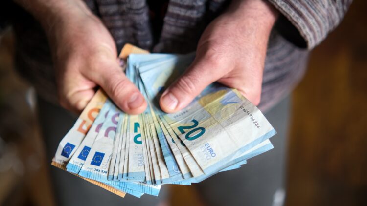 Confirmado: el SEPE lanza una nueva ayuda de 11.520 euros de golpe para quienes cumplan los requisitos 1 Confirmado: el SEPE lanza una nueva ayuda de 11.520 euros de golpe