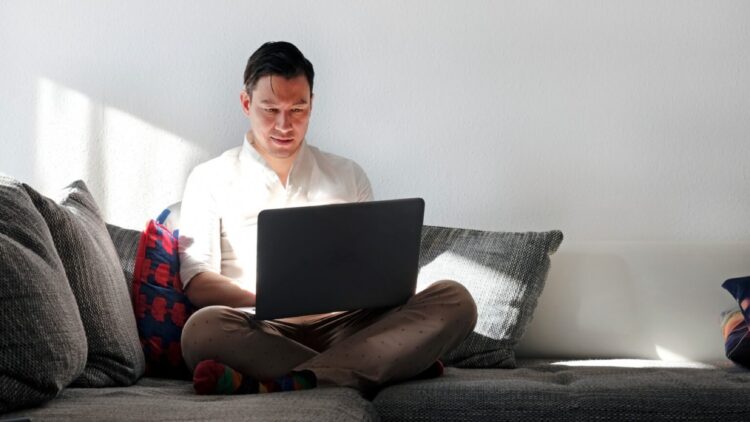 "Un disparo en el pie": un multimillonario amenaza a sus empleados con los peligros del teletrabajo 1 Amenaza a sus empleados con los peligros del teletrabajo