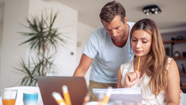 Lo que nadie te contó: el truco legal para pagar menos a Hacienda si estás casado y uno de los dos no trabaja 1 El truco legal para pagar menos a Hacienda si estás casado