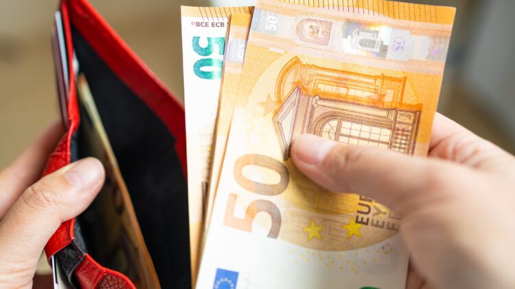 Confirmado: la Seguridad Social activa una ayuda mensual para mujeres de hasta 1.449 € y así puedes pedirla 1 La Seguridad Social activa una ayuda mensual para mujeres de hasta 1.449 €