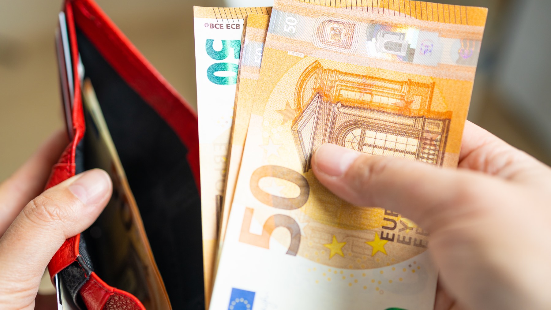 La Seguridad Social activa una ayuda mensual para mujeres de hasta 1.449 €