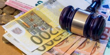 Hace "vida normal" estando de baja, le despiden