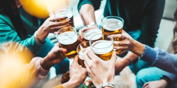 Estaba de baja, salió de cañas, la pillaron y fue despedida por esta razón