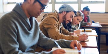 Compara los resultados académicos de estudiantes con beca y de otros sin ella