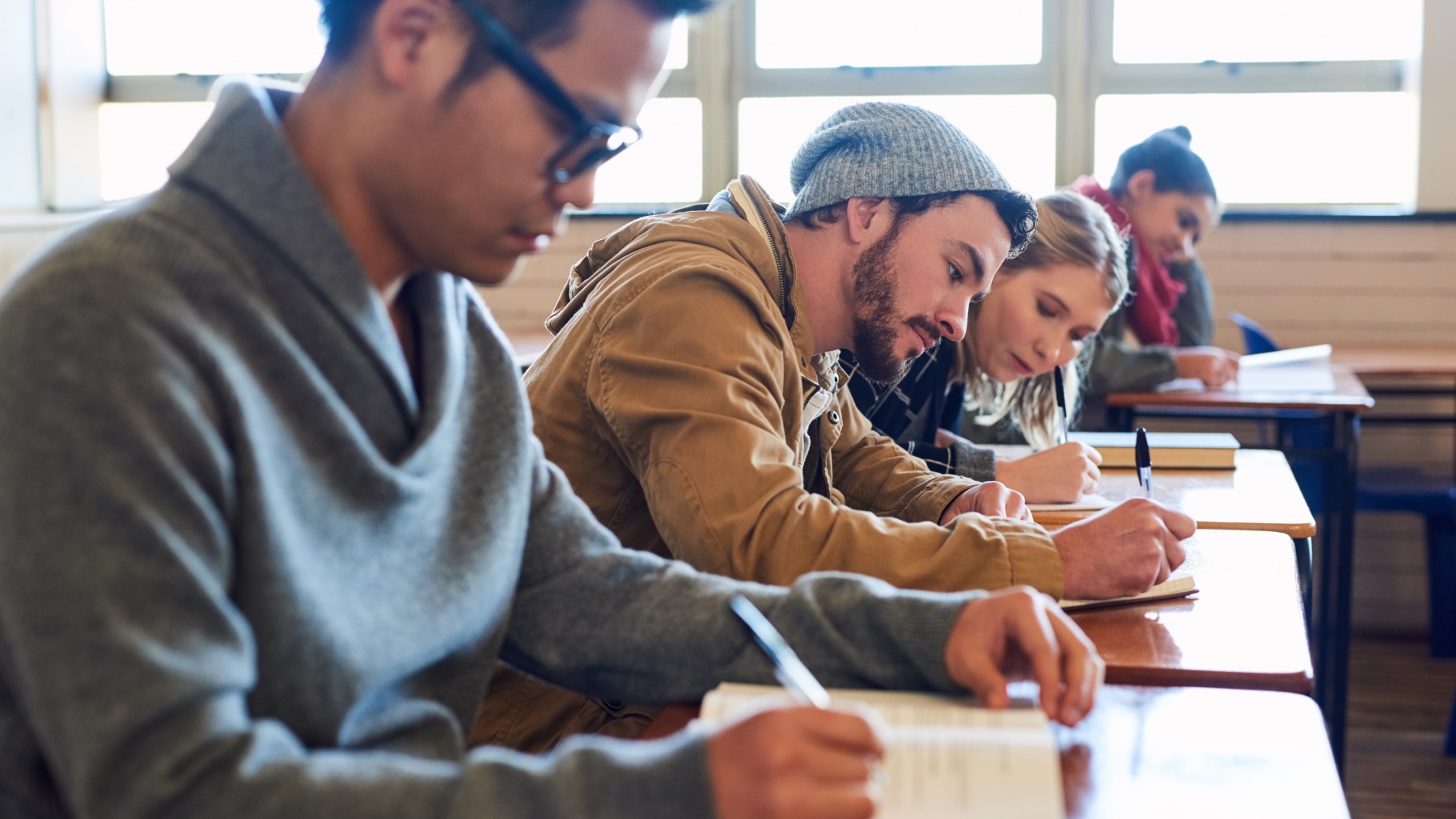 Compara los resultados académicos de estudiantes con beca y de otros sin ella