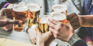 Bebe tres litros de cerveza al día trabajando y es despedido