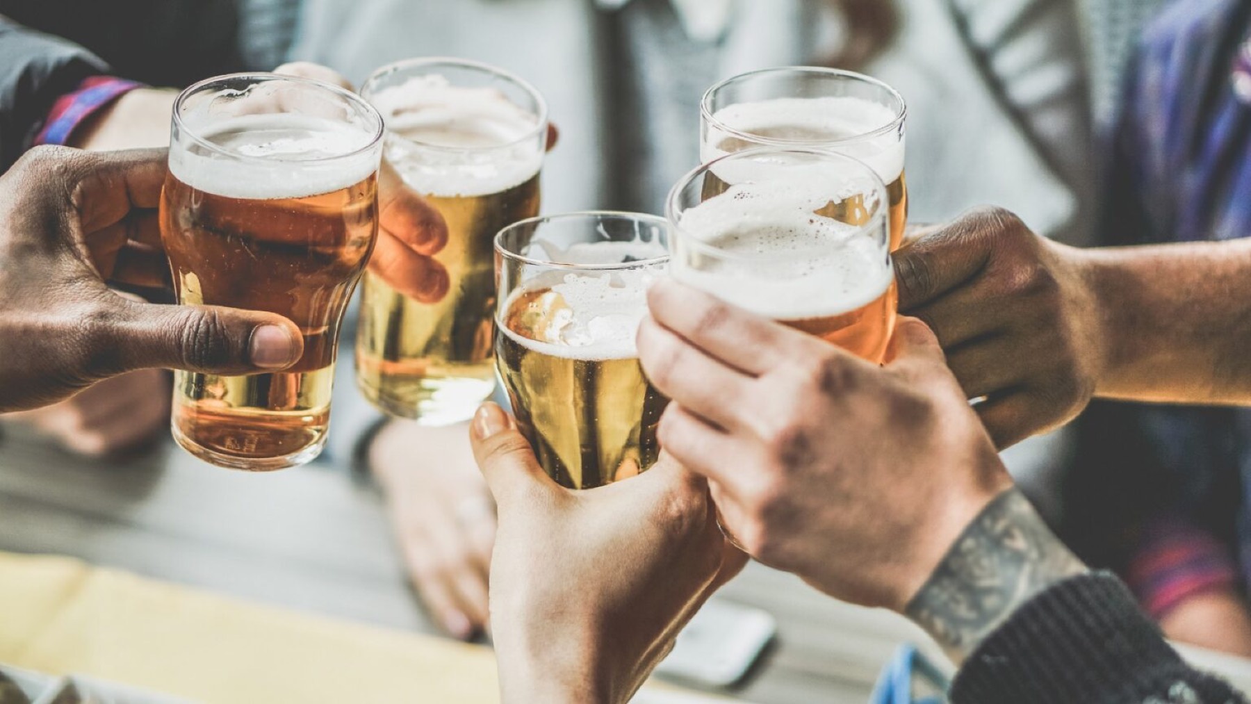Bebe tres litros de cerveza al día trabajando y es despedido