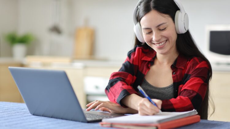 Adiós a los cursos caros: la Junta ofrece formación gratuita en servicios administrativos y así puedes apuntarte 1 La Junta ofrece formación gratuita en servicios administrativos